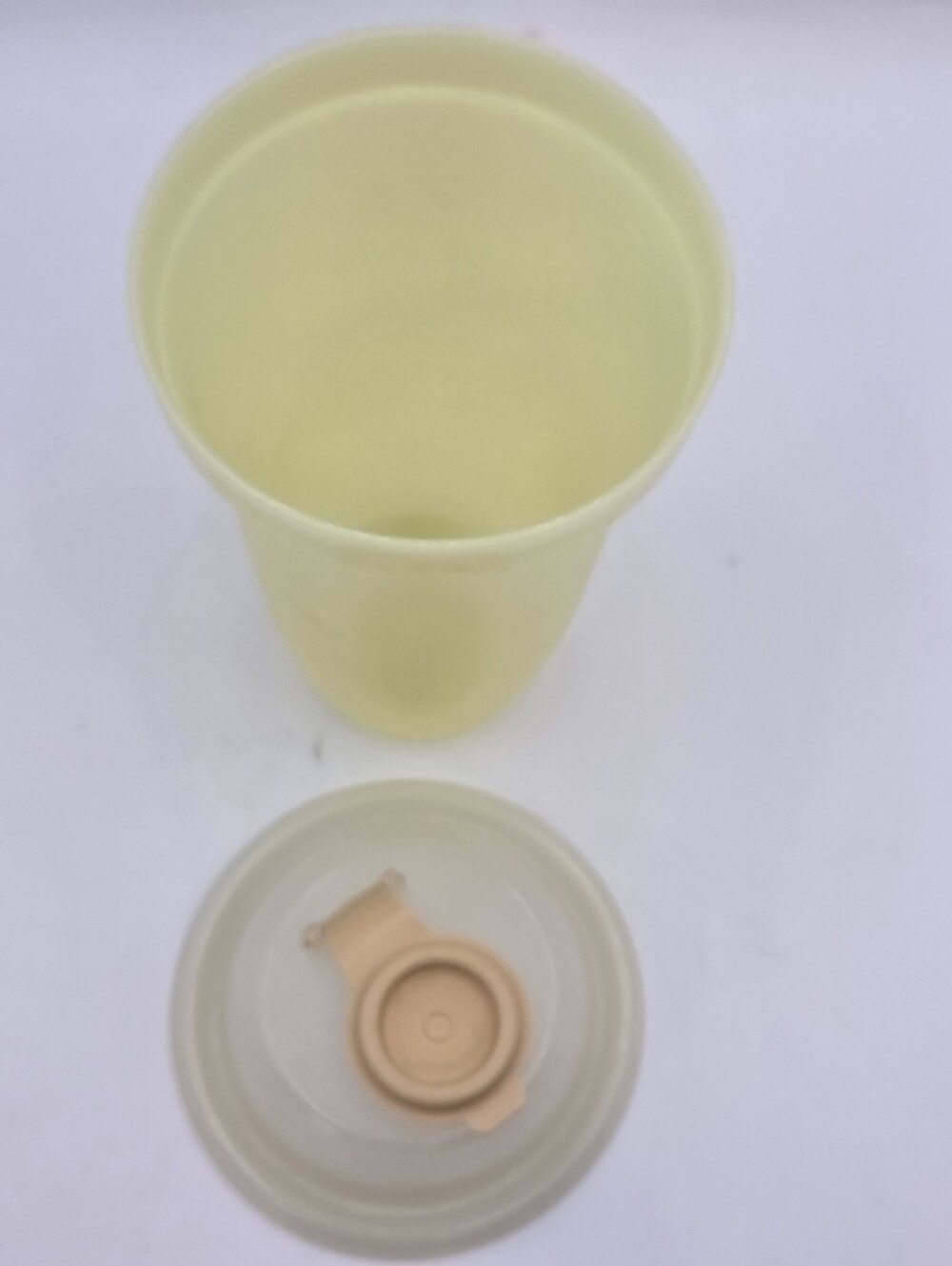 Vintage Tupperware Quick Shake Container - Picture 3 of 4